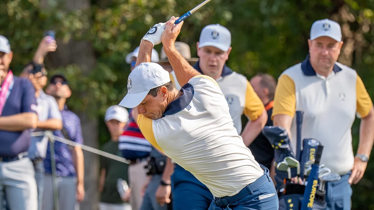 Flagga på en green omgiven av höstfärgad skog för profilen om Viktor Hovland