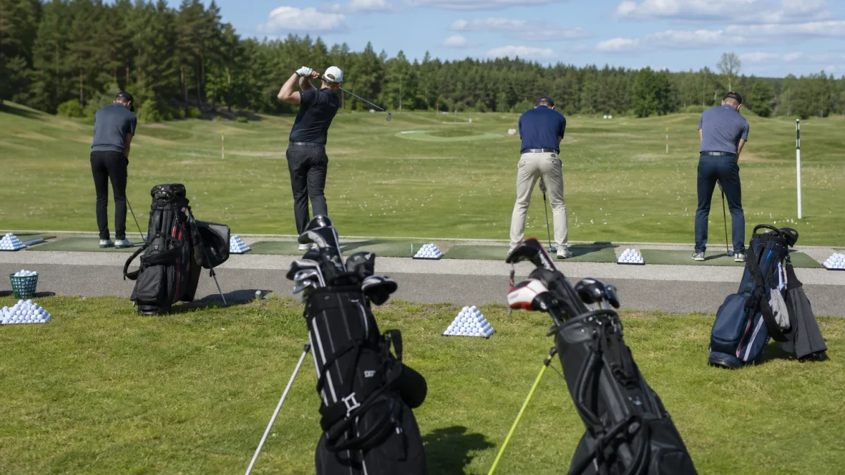 Illustrationsbild av flera golfspelare på en driving range med bagar och träningsbollar i förgrunden.