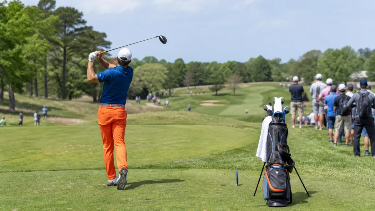 Illustrationsbild av en golfspelare bakifrån under utslag.